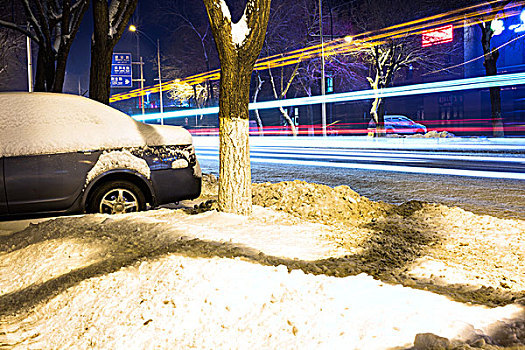 大雪晚上的车流