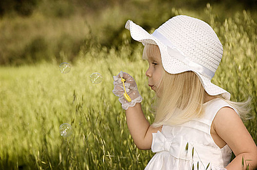 小女孩,白色长裙,帽子,吹,肥皂泡,土地