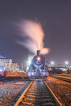夜晚调兵山市火车站的蒸汽机车