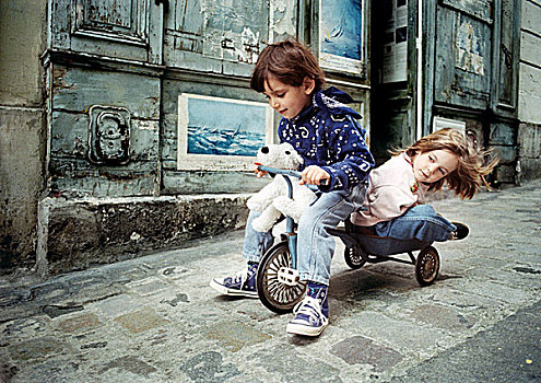 小男孩,骑,三轮车,小女孩,背影