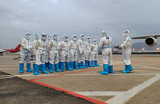 疫情期间深圳机场穿着防护服的工作人员