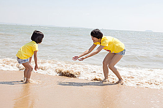 妈妈和孩子在海边玩耍嬉戏