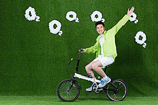 草地创意男青年骑自行车