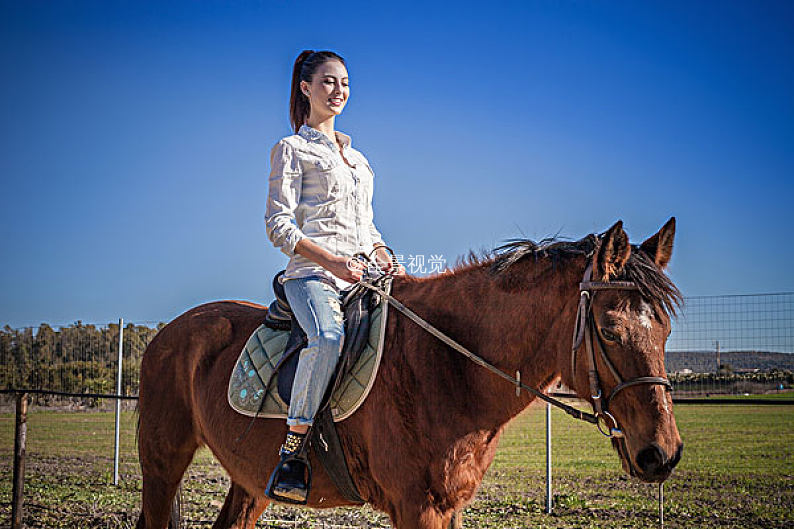 美女_騎_馬_高清圖片_全景視覺