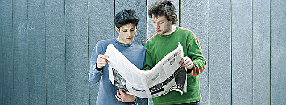 两个,年轻,男人,分享,报纸