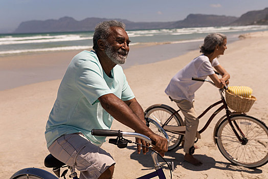 老年,夫妻,站立,自行车,看别处,海滩