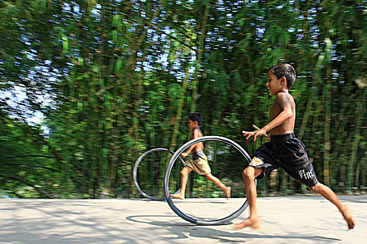 孩子,跑,自行车胎,乡村,孟加拉,十月,2008年