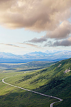 远景,公路,山,德纳里峰国家公园,阿拉斯加,美国