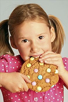 女孩,吃,巨大,饼干,装饰,巧克力豆