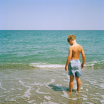 男孩,穿,蓝色,游泳,站立,看,浅,水,海滩,海洋,克里特岛