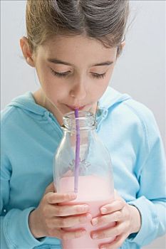 小女孩,喝,草莓牛奶,室外,瓶子,吸管
