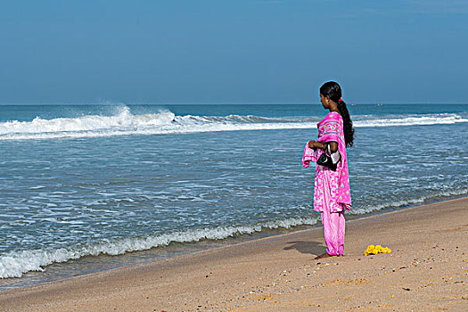 女人,穿,粉色,站立,海滩,面对,海洋,喀拉拉,印度,亚洲