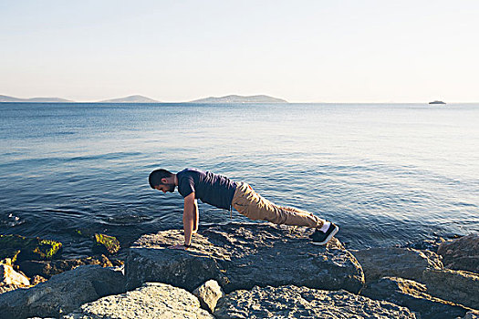 男人,俯卧撑,岩石上,海洋,伊斯坦布尔,土耳其