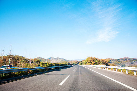 晴朗天气中的高速公路