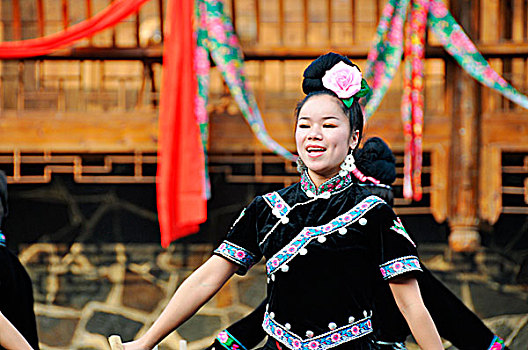 贵州千户苗寨一名表演的年轻女性