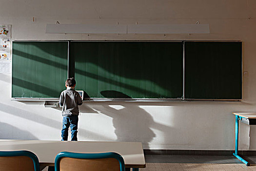 男孩,站立,教室,正面,黑板,后视图