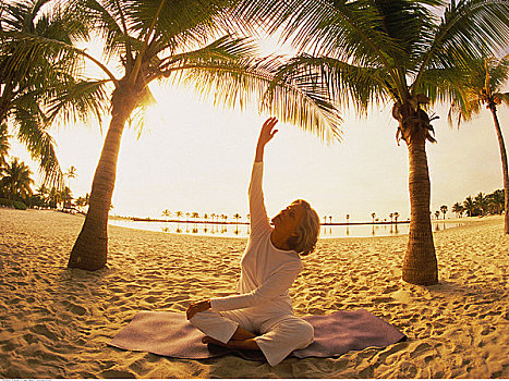 成年,女人,实践,瑜珈,海滩,日落,佛罗里达,美国