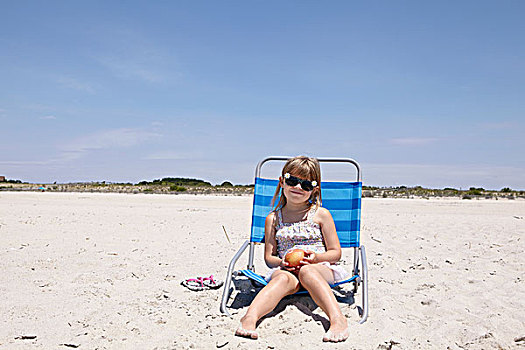 女孩,头像,戴着,墨镜,坐,折叠躺椅,海滩