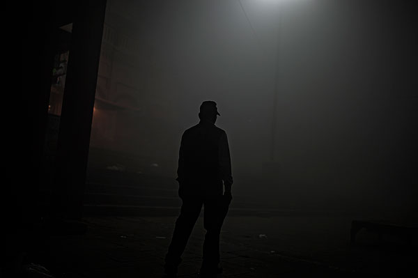 黑夜孤独的图片男人图片