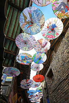 丽江古城悬挂的花伞