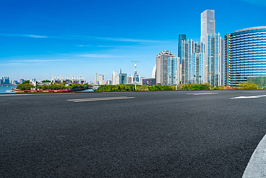 道路地面和现代建筑天际线