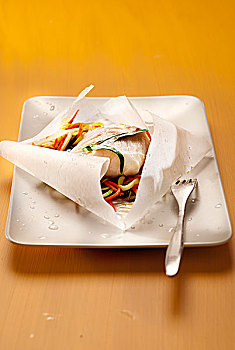 鲈鱼,龙嵩,薄片,蔬菜,油包纸
