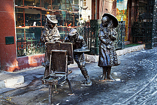 哈尔滨俄罗斯风情小镇的街头绘画人物铜制雕塑