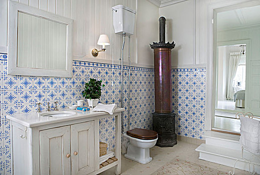 传统,浴室,圆柱形,炉子,蓝色,白色,墙壁,砖瓦