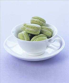 绿茶,蛋白杏仁甜饼,杯碟