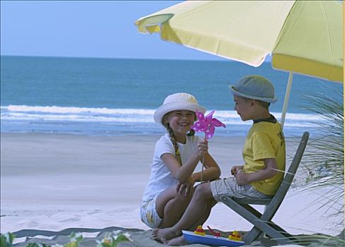 男孩,女孩,海滩,拿着,粉色,风车,吹,黄色,遮阳伞