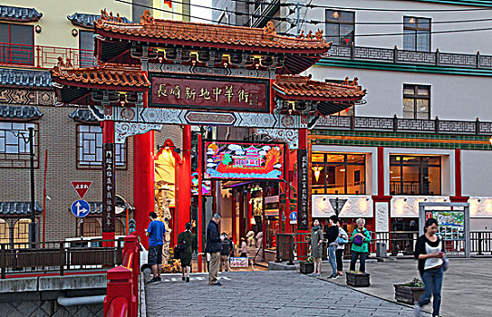 长崎新地中华街是位于日本长崎县长崎市新地町的一个唐人街,与横滨中华街,神户南京町并列为日本三大中华街,新地中华街的石板路街道两旁有近40家中国餐馆与中国商品店