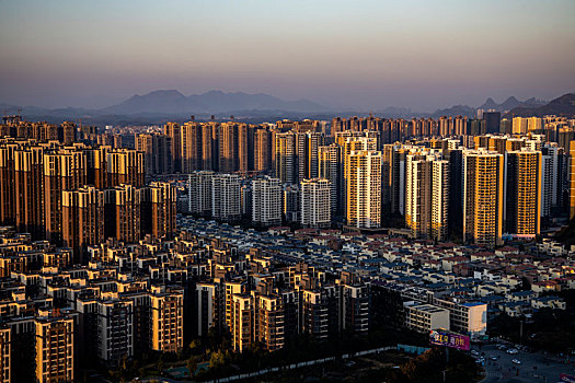 日落余晖中正在建设的桂林新城