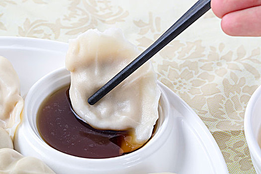 筷子夹着可口的饺子,特写镜头