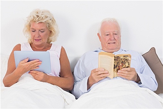 老年夫妇,读,平板电脑
