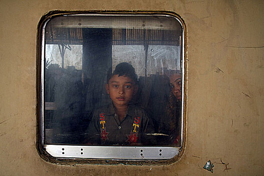 孩子,看,窗户,列车,火车站,孟加拉,十一月,2009年