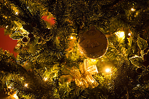 圣诞树,红色背景,装饰,金色,球,玩具,蝴蝶结