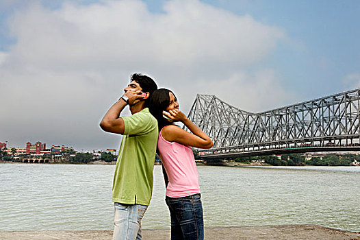 伴侣,交谈,手机,桥,背景,河,加尔各答,西孟加拉,印度