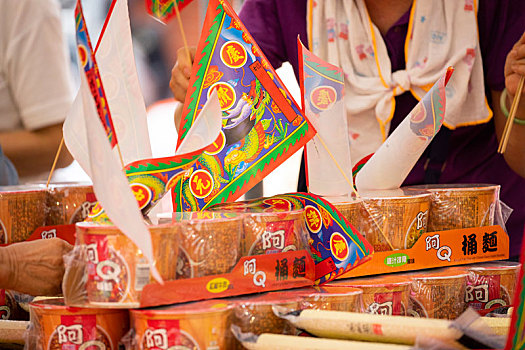 中国鬼节中元普渡丰盛的祭祀品及人们
