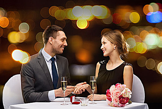 餐馆,情侣,假日,概念,微笑,男人,穿戴,手指,订婚戒指