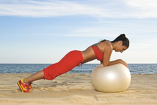 女人,练习,海滩,健身球