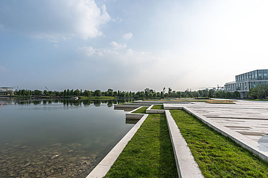 空旷广场与城市天际线