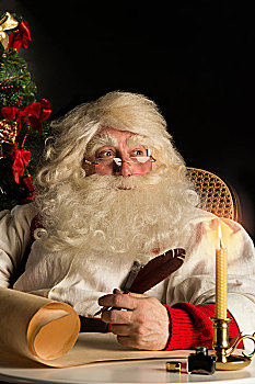 圣诞老人,坐,在家,文字,老,纸卷,清单,羽毛笔,墨水,夜晚,烛光,真诚,旧式,风格,头像