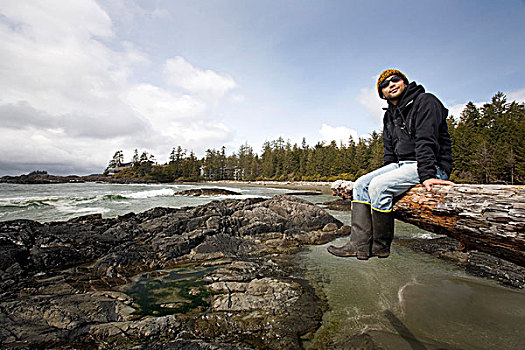 男人,坐,海滩,不列颠哥伦比亚省,加拿大