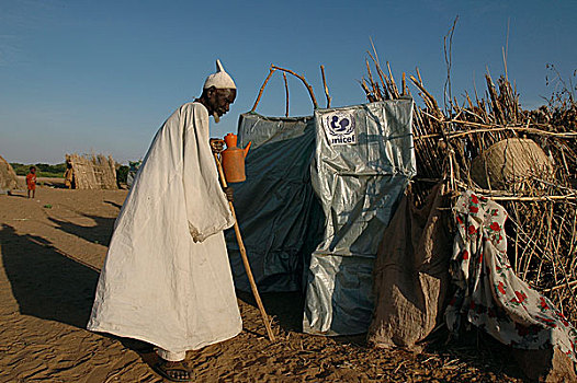 老人,走,联合国儿童基金会,卫生,卫生间,露营,人,近郊,林羚,南方,达尔富尔,苏丹,十一月,2004年
