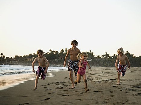 三个男孩,玩,海滩