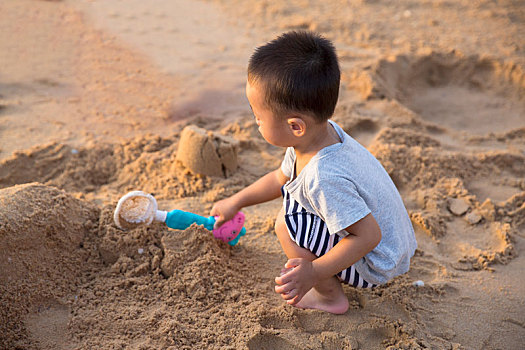 玩沙子的儿童