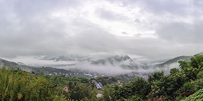 晨雾中的桐庐山村