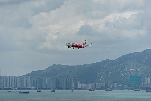 一架亚洲航空的客机正降落在香港国际机场