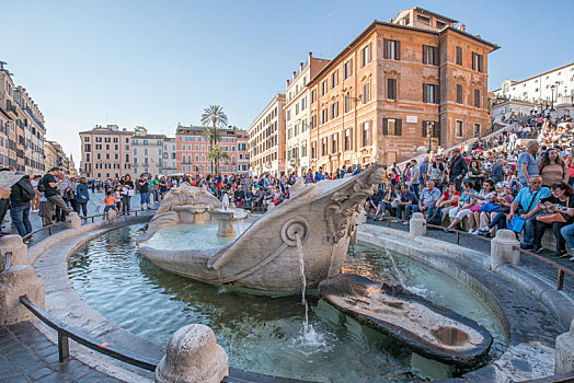 意大利罗马西班牙广场的人群和破船喷泉