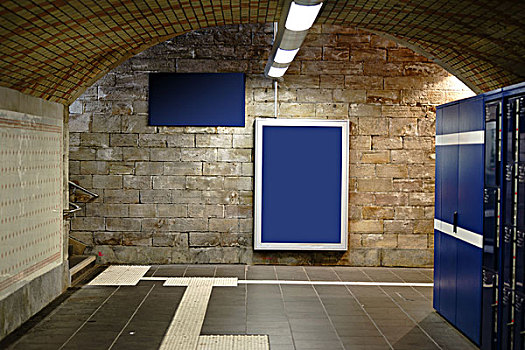 砖瓦,火车站,隧道,天花板,灯,广告,海报